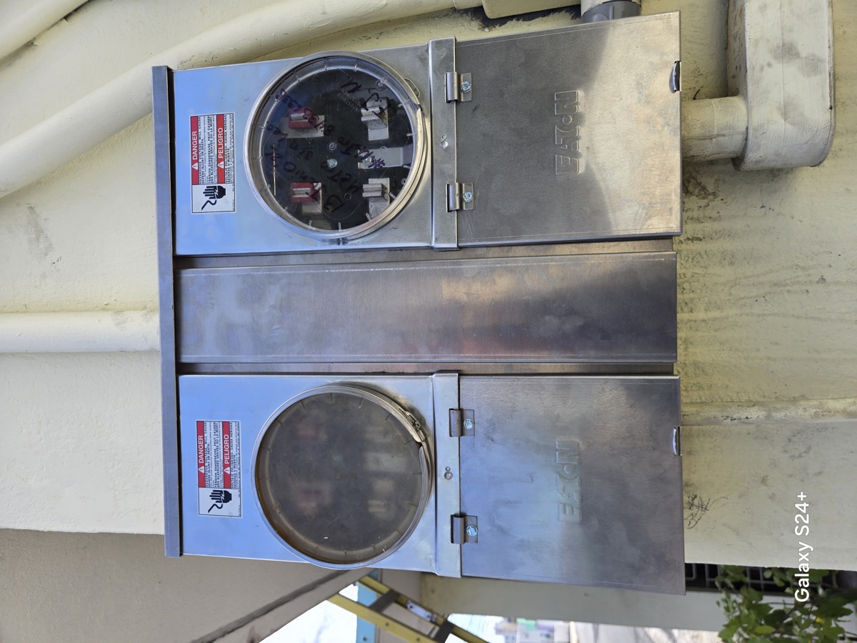 Bases de contador dobles en una instalación exterior