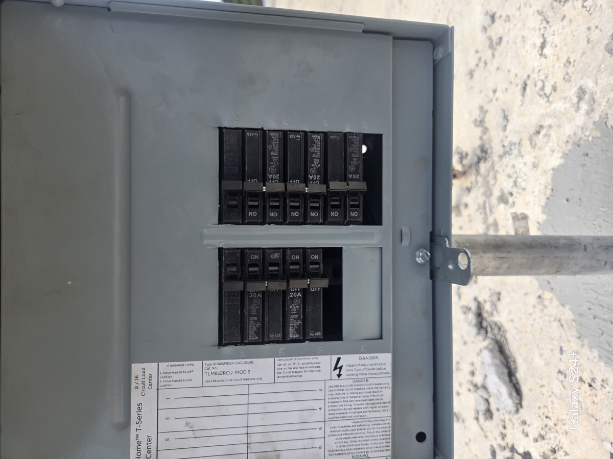 Detalle de interruptores de un panel eléctrico