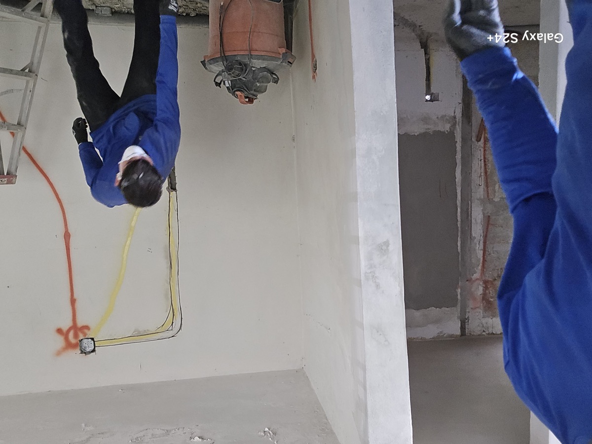 Equipo de King Electric PR trabajando en un espacio interior