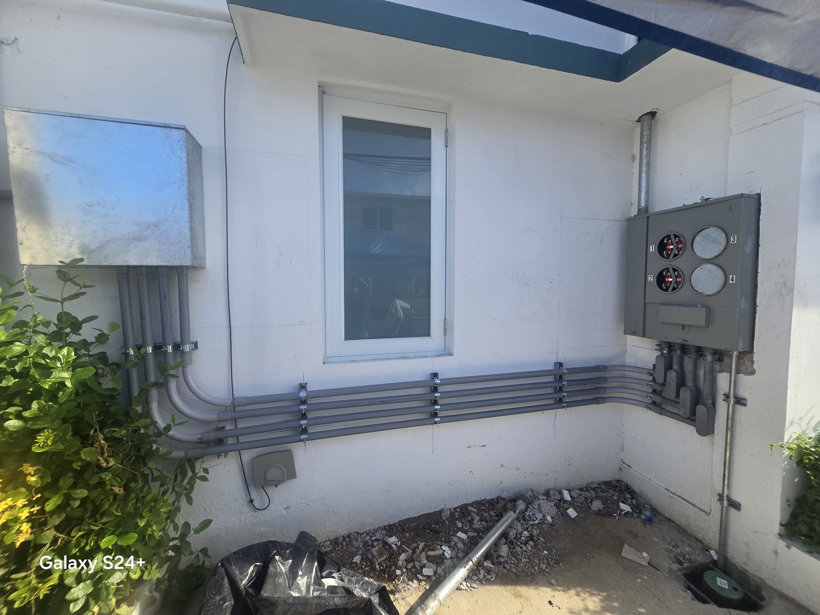 Instalación exterior con conductos y bases de contador de King Electric PR